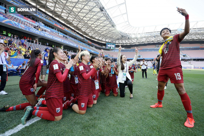 Người Thái Lan khóc nức nở vì quá hạnh phúc khi ghi được bàn đầu tiên ở VCK World Cup 2019 - Ảnh 3.