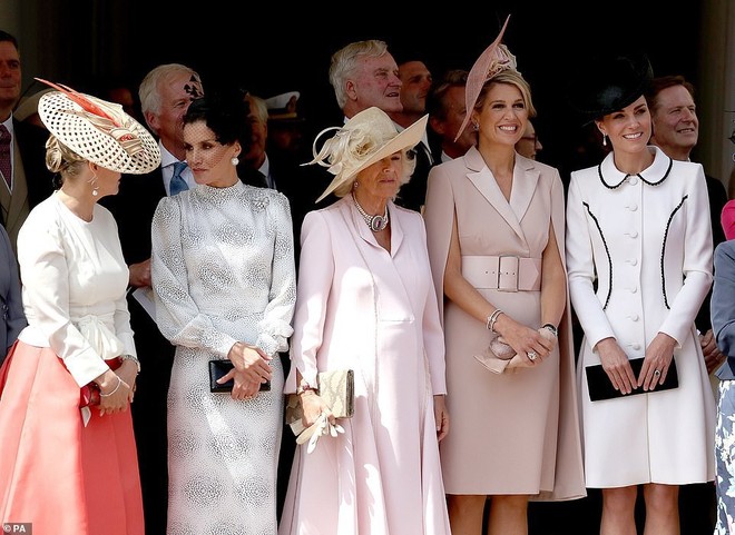 Cuộc đọ sắc có 1-0-2: Ba biểu tượng sắc đẹp của hoàng gia thế giới xuất hiện cùng nhau, Công nương Kate kém sắc nhất, chịu lép vế trước U50 - Ảnh 1.