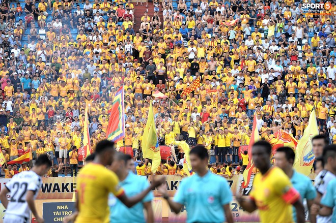 Sân Thiên Trường của Nam Định đông khán giả nhất lượt đi V.League 2019 - Ảnh 2.