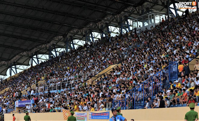 Sân Thiên Trường của Nam Định đông khán giả nhất lượt đi V.League 2019 - Ảnh 12.