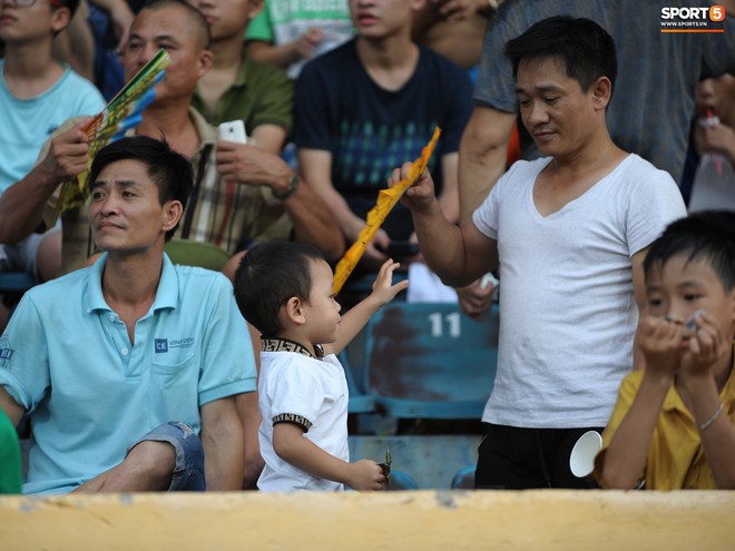 Sân Thiên Trường của Nam Định đông khán giả nhất lượt đi V.League 2019 - Ảnh 7.