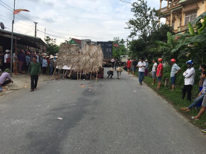 Người thân gào khóc bên thi thể nam sinh đi xe máy tử vong sau cú va chạm container - Ảnh 1.