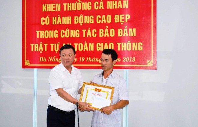 Khen thưởng người đục cục bê tông trên đường ở Đà Nẵng - Ảnh 1.