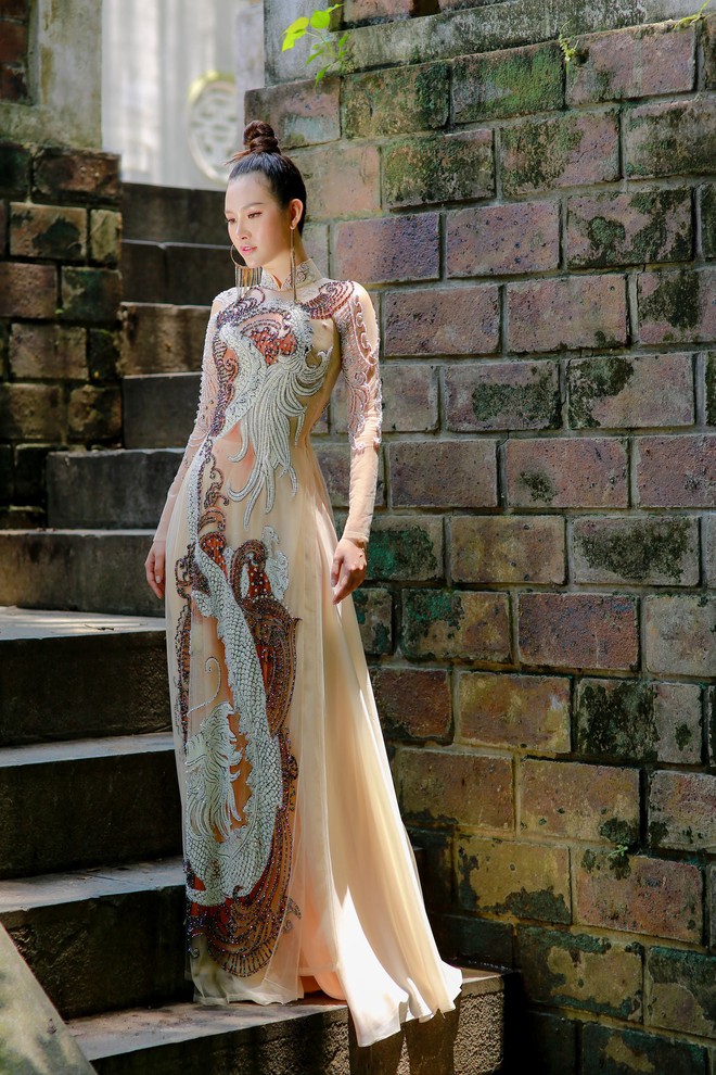Á hậu Thanh Trang sang trọng, quý phái trong bộ sưu tập áo dài của NTK Tommy Nguyễn - Ảnh 2.