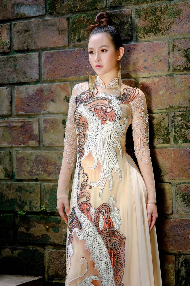 Á hậu Thanh Trang sang trọng, quý phái trong bộ sưu tập áo dài của NTK Tommy Nguyễn - Ảnh 3.