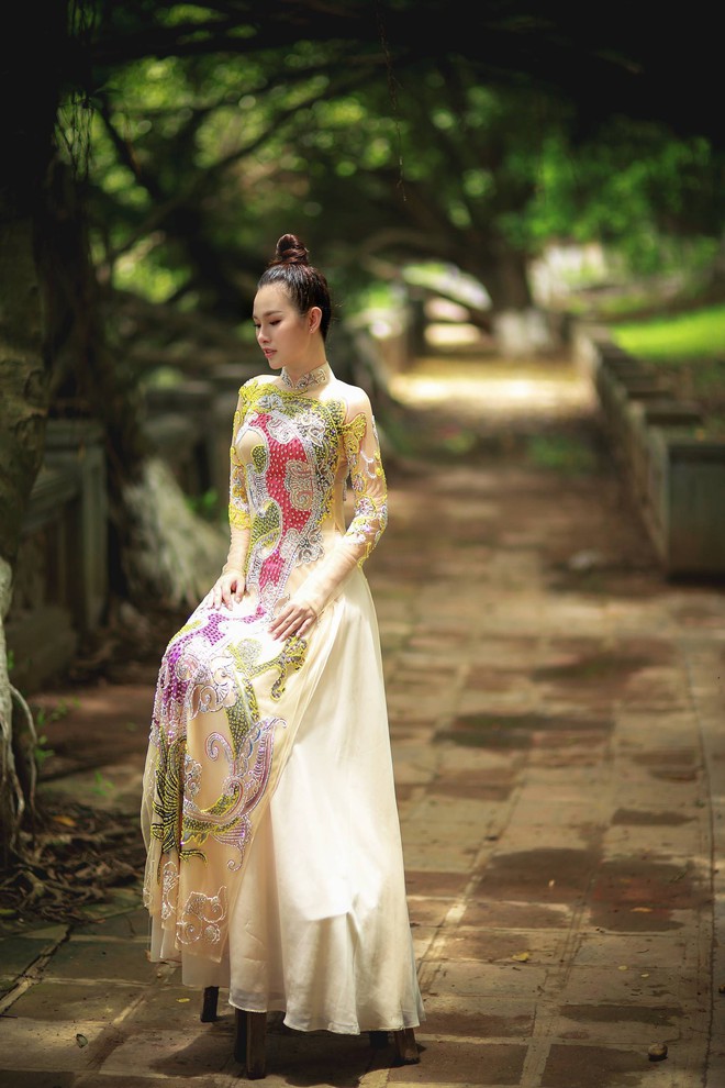 Á hậu Thanh Trang sang trọng, quý phái trong bộ sưu tập áo dài của NTK Tommy Nguyễn - Ảnh 7.