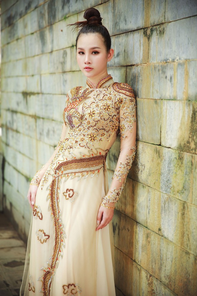 Á hậu Thanh Trang sang trọng, quý phái trong bộ sưu tập áo dài của NTK Tommy Nguyễn - Ảnh 4.