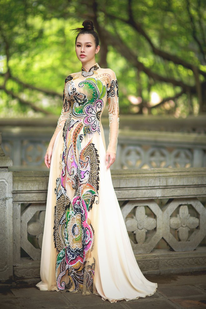 Á hậu Thanh Trang sang trọng, quý phái trong bộ sưu tập áo dài của NTK Tommy Nguyễn - Ảnh 1.