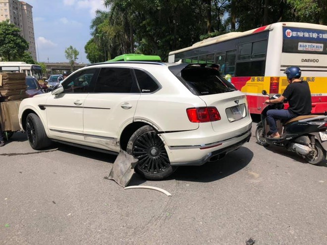 Xe Bentley siêu sang móp đầu, taxi vỡ mũi sau va chạm ở Linh Đàm chiều Chủ Nhật - Ảnh 2.