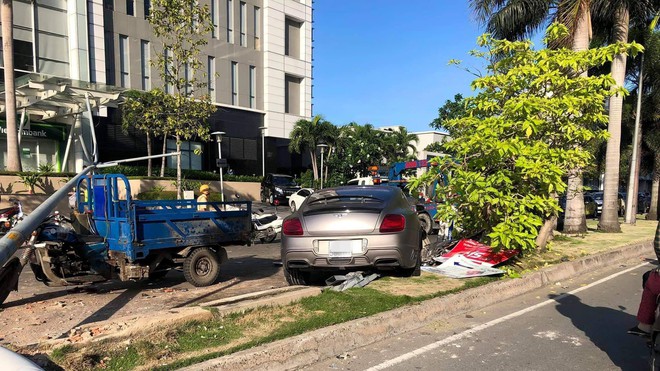 Xe Bentley siêu sang móp đầu, taxi vỡ mũi sau va chạm ở Linh Đàm chiều Chủ Nhật - Ảnh 7.