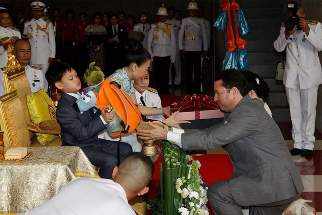 Tiểu Hoàng tử Thái Lan: Sống vương giả, ai gặp cũng quỳ lạy nhưng cả đời không được gặp mẹ - Ảnh 3.