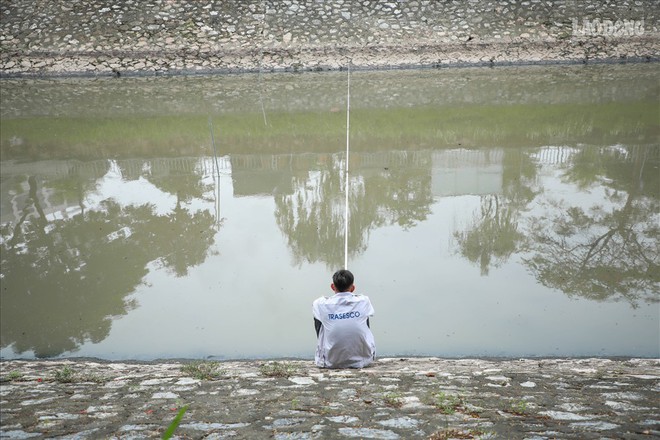 Nước sông Tô Lịch đổi màu từ đen sang nâu: Được thế là may rồi! - Ảnh 1.