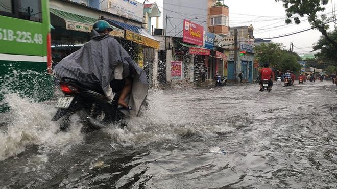 Mưa 30 phút, đường tốn trăm tỷ chống ngập vẫn lênh láng nước - Ảnh 1.