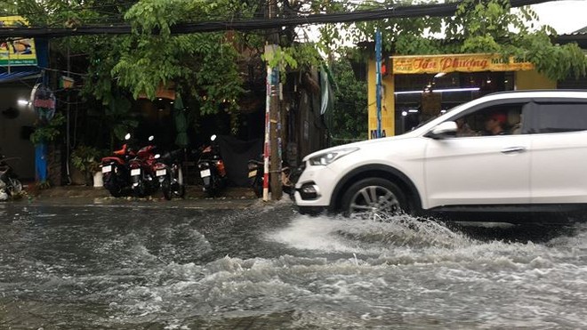 Mưa 30 phút, đường tốn trăm tỷ chống ngập vẫn lênh láng nước - Ảnh 2.