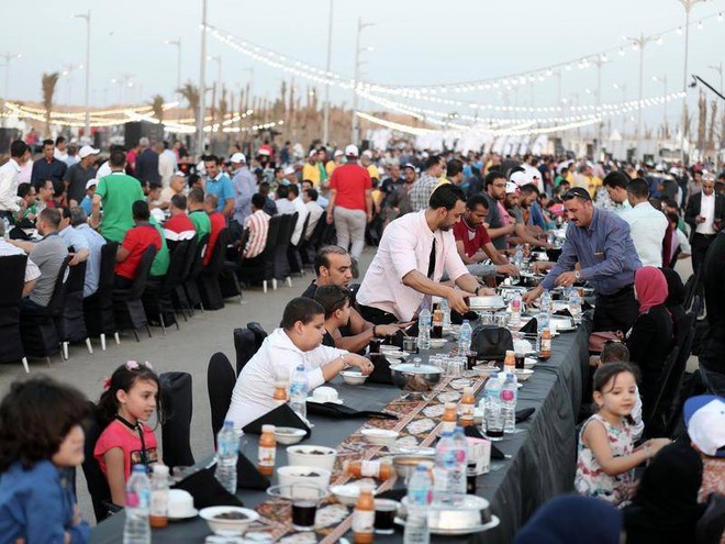 Người dân Ai Cập hứng khởi bên bàn tiệc Iftar dài nhất thế giới - Ảnh 1.