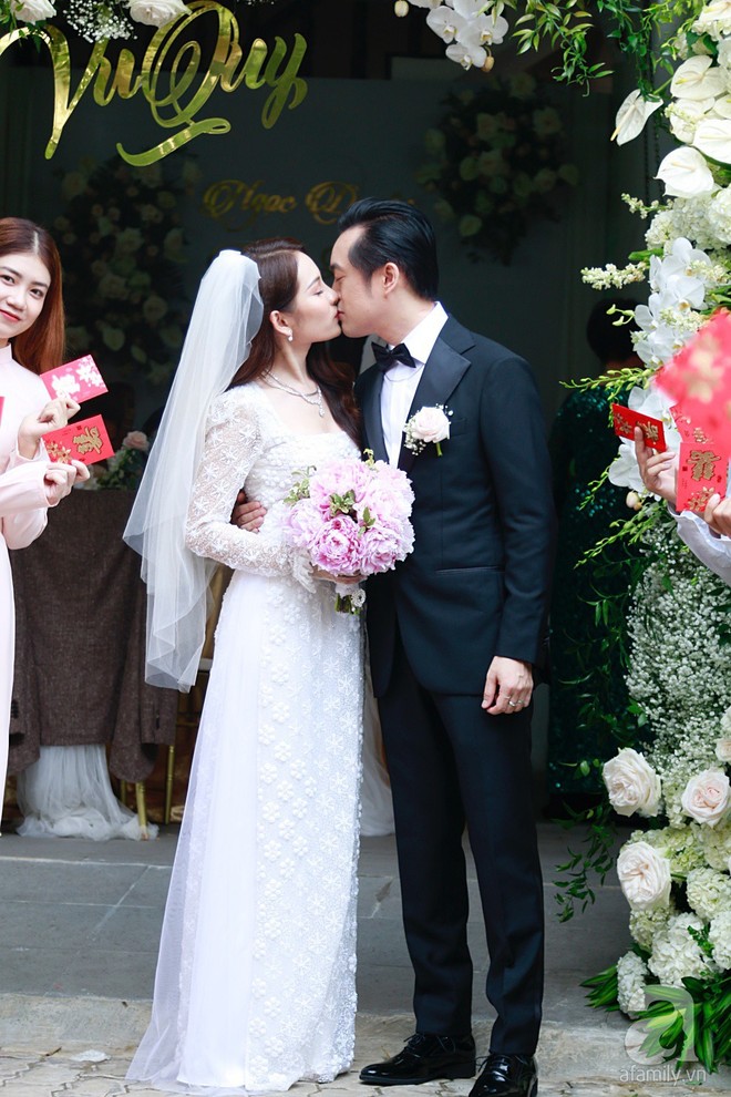 Đám cưới Dương Khắc Linh - Sara Lưu: Cô dâu chú rể hôn nhau say đắm, vui vẻ đùa giỡn kiểu Hàn Quốc như chốn không người - Ảnh 14.