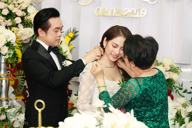 Đám cưới Dương Khắc Linh - Sara Lưu: Cô dâu chú rể hôn nhau say đắm, vui vẻ đùa giỡn kiểu Hàn Quốc như chốn không người - Ảnh 38.