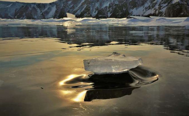 Những hình ảnh đáng kinh ngạc về tạo hình băng trên hồ Baikal - Ảnh 4.