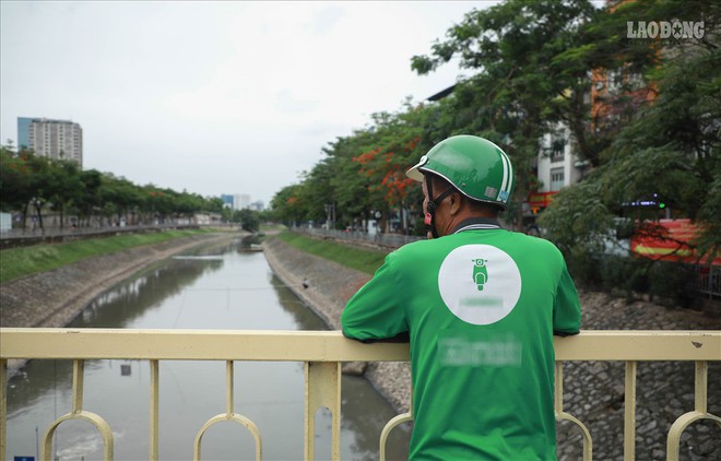 Nước sông Tô Lịch đổi màu từ đen sang nâu: Được thế là may rồi! - Ảnh 7.