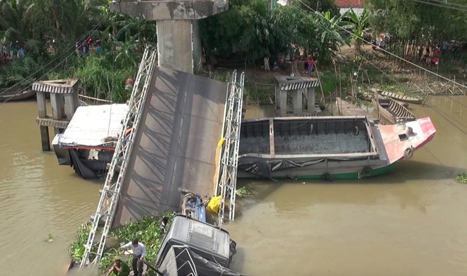 Xe 30 tấn qua cầu 8 tấn gây sập cầu Tân Nghĩa ở Đồng Tháp - Ảnh 1.