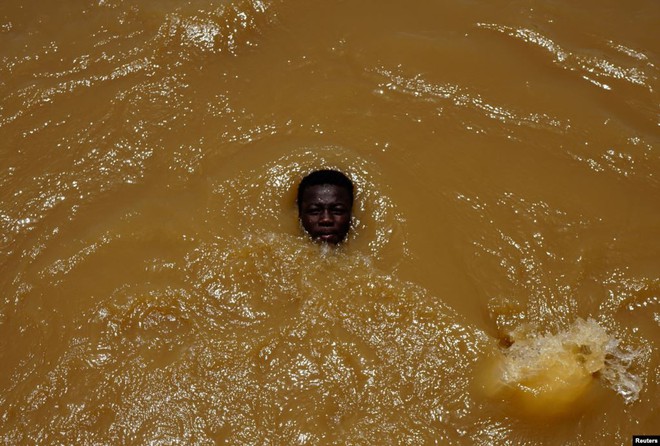24h qua ảnh: Thanh niên Ấn Độ tắm với dòng nước đục ngầu trong tiết trời nắng nóng - Ảnh 11.
