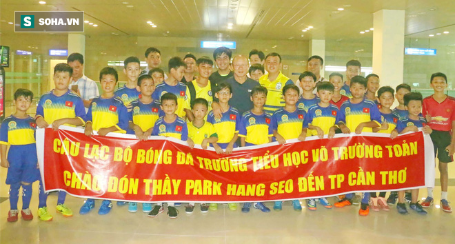 Giữa ồn ào về hợp đồng mới, HLV Park Hang-seo làm điều đầy ý nghĩa ở Việt Nam - Ảnh 4.