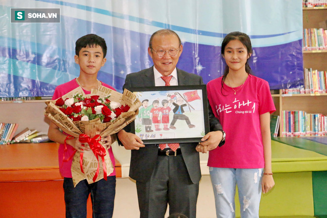 Giữa ồn ào về hợp đồng mới, HLV Park Hang-seo làm điều đầy ý nghĩa ở Việt Nam - Ảnh 8.