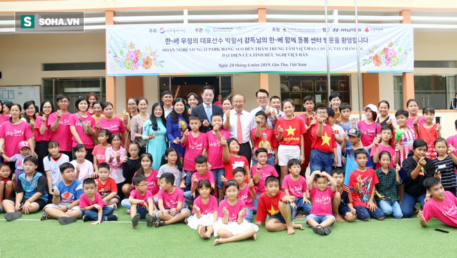 Giữa ồn ào về hợp đồng mới, HLV Park Hang-seo làm điều đầy ý nghĩa ở Việt Nam - Ảnh 2.