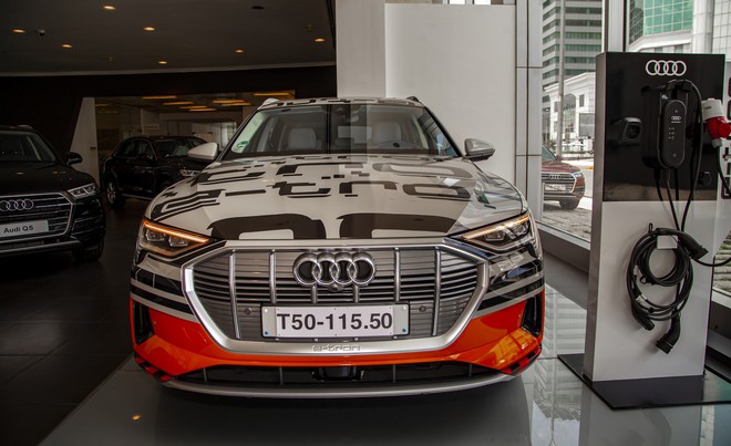 Tận mục chiếc SUV Audi chạy hoàn toàn bằng điện đầu tiên về Việt Nam - Ảnh 3.