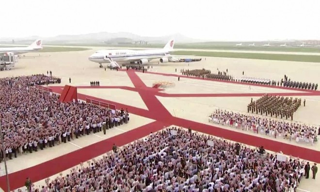 Được 250.000 người dân Triều Tiên ra đón, Chủ tịch Tập Cận Bình cảm thấy như “người một nhà” - Ảnh 1.