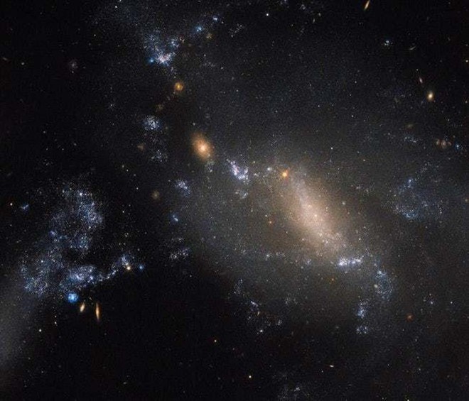 Kinh ngạc cảnh tượng ngoạn mục các thiên hà nuốt chửng nhau - Ảnh 11.