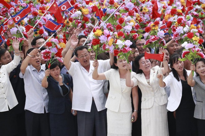 Được 250.000 người dân Triều Tiên ra đón, Chủ tịch Tập Cận Bình cảm thấy như “người một nhà” - Ảnh 3.