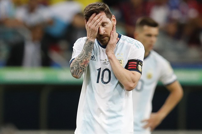 Argentina lao đao ở Copa America: Messi hãy học Ronaldo cách đá ở ĐTQG - Ảnh 4.