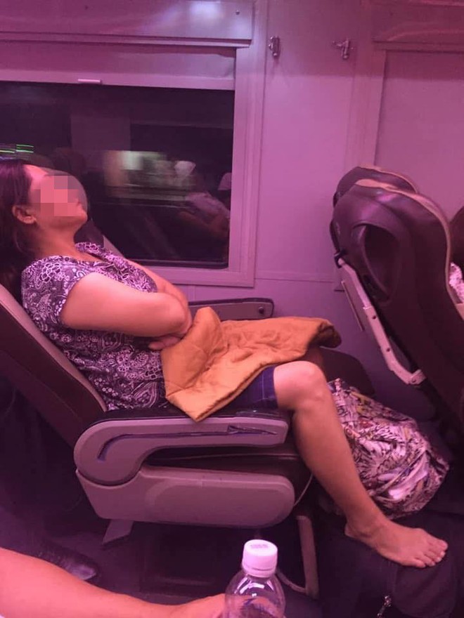 Chuyện lạ trên tàu: Người phụ nữ chiếm ghế, giả vờ ngủ, bị nhắc vẫn cố thủ không rời - Ảnh 1.