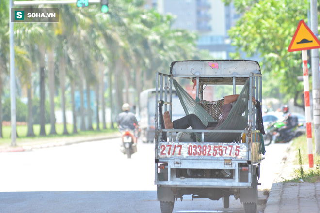 Những giấc ngủ trưa vội vã giữa trời nắng nóng gay gắt như chảo lửa ở Hà Nội - Ảnh 14.