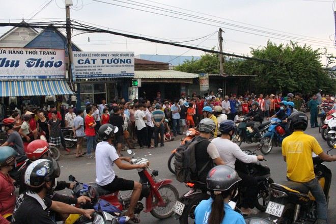 Vợ khóc ngất bên thi thể chồng bị xe ben cán tử vong trên đường đi làm về - Ảnh 3.