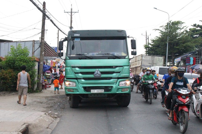 Vợ khóc ngất bên thi thể chồng bị xe ben cán tử vong trên đường đi làm về - Ảnh 1.