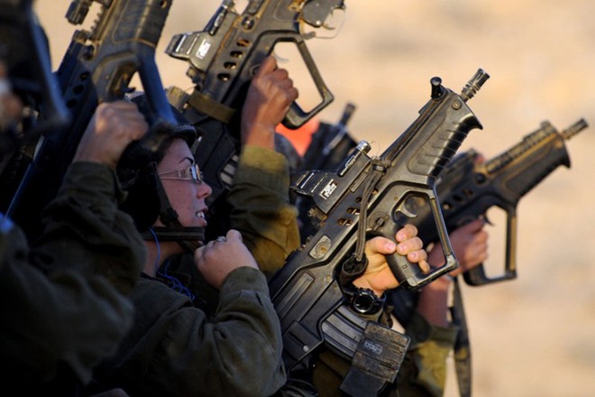 Các cô gái xinh đẹp của quân đội Israel trên sa mạc nóng bỏng - Ảnh 5.
