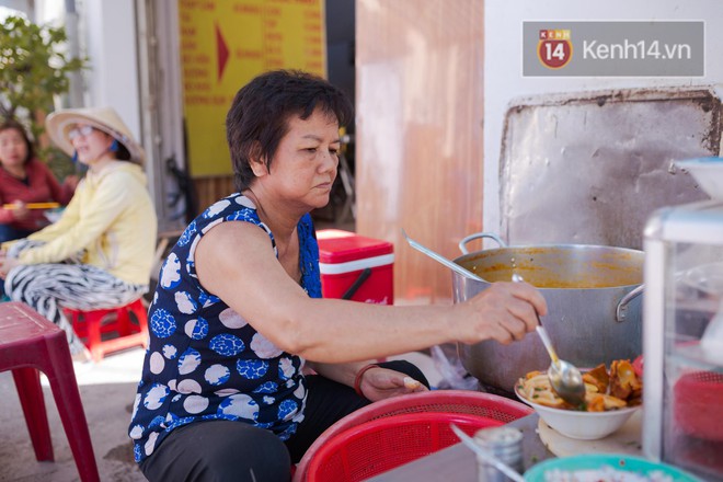 Độc nhất vô nhị ở Sài Gòn: Quán bánh canh đỏ nức tiếng suốt 20 năm với giá chỉ từ 10 nghìn đồng một tô - Ảnh 6.