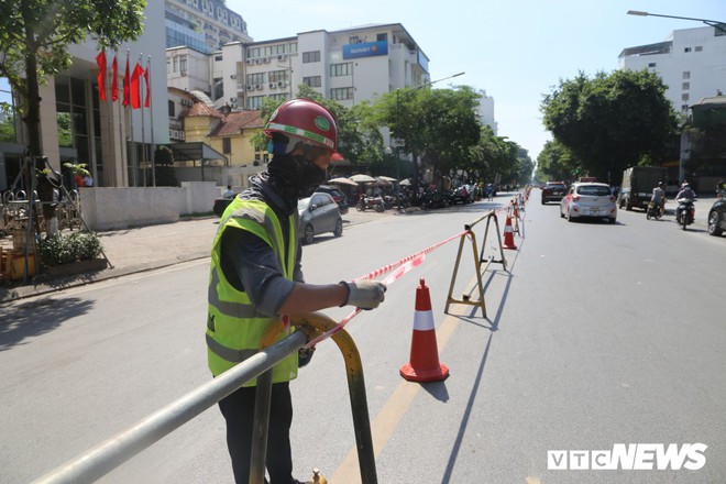 Ảnh: Rào chắn đường Trần Hưng Đạo để xây nhà ga ngầm tuyến Metro Nhổn - Ga Hà Nội - Ảnh 5.