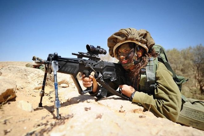 Các cô gái xinh đẹp của quân đội Israel trên sa mạc nóng bỏng - Ảnh 7.