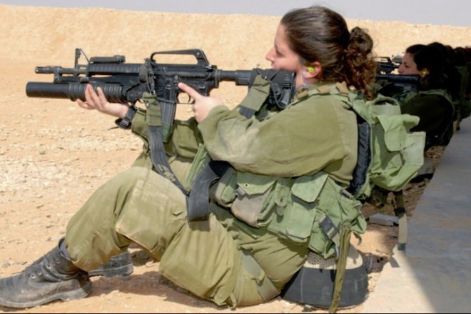 Các cô gái xinh đẹp của quân đội Israel trên sa mạc nóng bỏng - Ảnh 9.