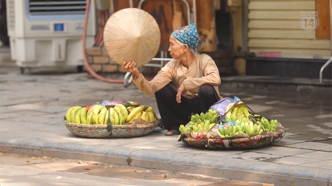 Clip mưu sinh trên đường Hà Nội vào một ngày nắng nóng: Anh thợ xây gồng mình kéo thép, chị bán hàng rong đi mãi vẫn ế ẩm - Ảnh 8.