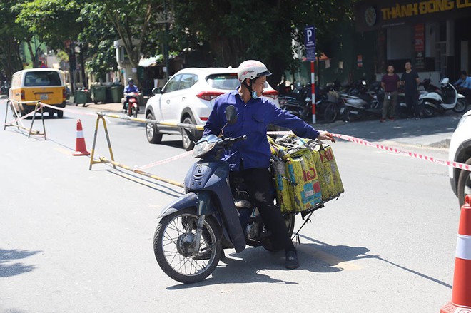 Lạ lẫm phố Trần Hưng Đạo được rào chắn, ngơ ngác chui dây tìm lối thoát - Ảnh 8.