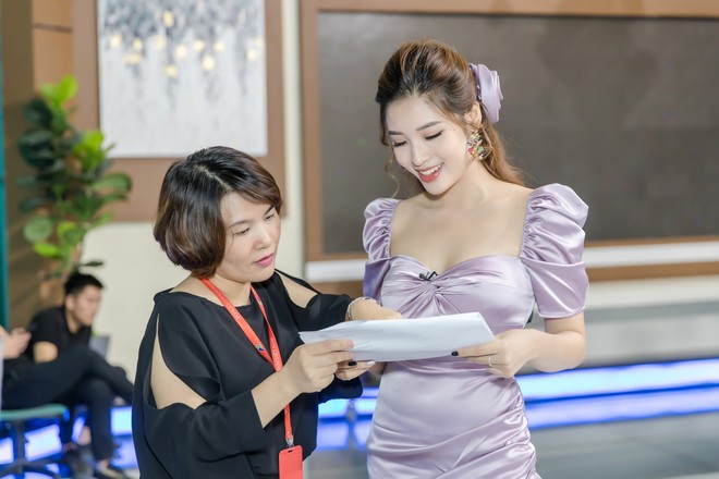 Hoa hậu Phan Hoàng Thu xinh đẹp lên sóng truyền hình - Ảnh 4.