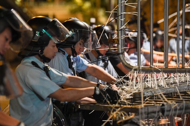 24h qua ảnh: Cảnh sát Hong Kong dỡ bỏ rào chắn do người biểu tình lắp đặt - Ảnh 2.
