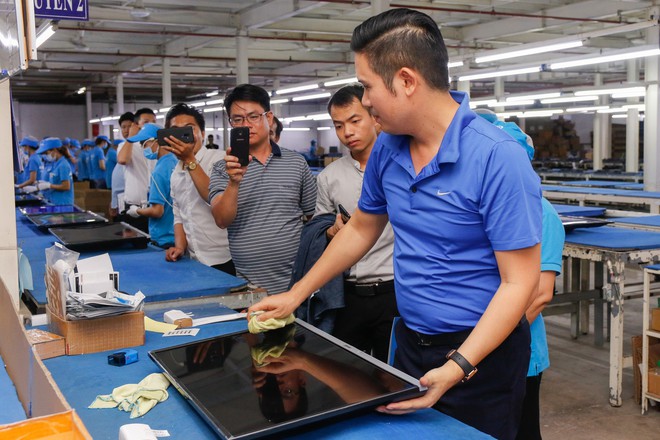Chủ tịch Asanzo Phạm Văn Tam tự tay lắp tivi trong tâm bão nhập nhèm xuất xứ sản phẩm - Ảnh 9.
