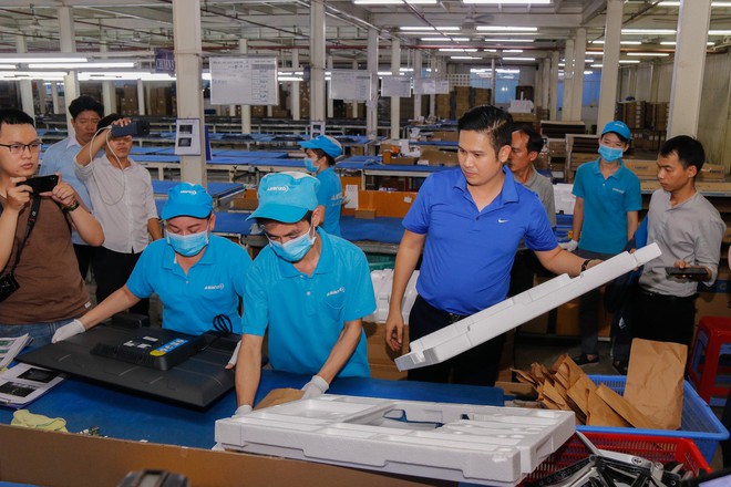Chủ tịch Asanzo Phạm Văn Tam tự tay lắp tivi trong tâm bão nhập nhèm xuất xứ sản phẩm - Ảnh 10.
