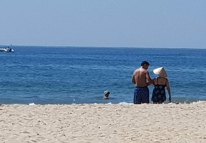 Sáng thứ Hai, hình ảnh 3 người trên bãi biển Mỹ Khê khiến dân mạng xúc động  - Ảnh 2.