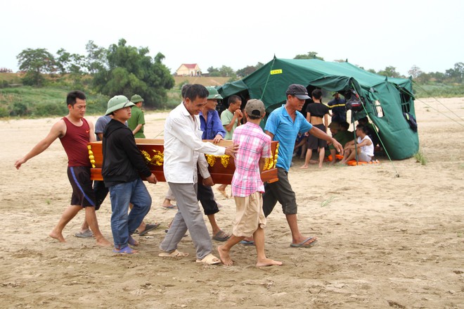 Đau xót 3 nam sinh đuối nước trước ngày thi: Bố mẹ già rồi, sao không để bố mẹ chết thay? - Ảnh 5.